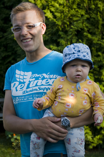 Terassi 11 c.jpg - ja olihan paikalla myös Linuksen isä Jussi. Linus: "miksei se lapio heilu..."